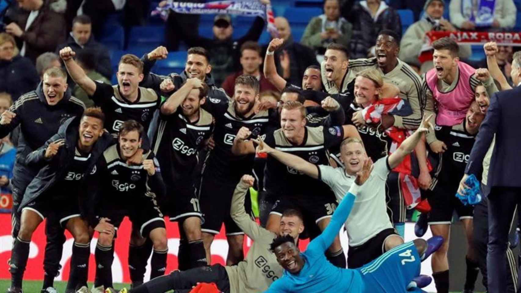 Una foto de los jugadores del Ajax celebrando la clasificación a cuartos de final de la Champions League en el Santiago Bernabéu / EFE