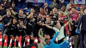 Una foto de los jugadores del Ajax celebrando la clasificación a cuartos de final de la Champions League en el Santiago Bernabéu / EFE