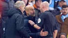 El mánager de Manchester, Pep Guardiola, habla con el árbitro Anthony Taylor durante el encuentro de Premier League inglesa entre el Manchester City y el Liverpool / EFE