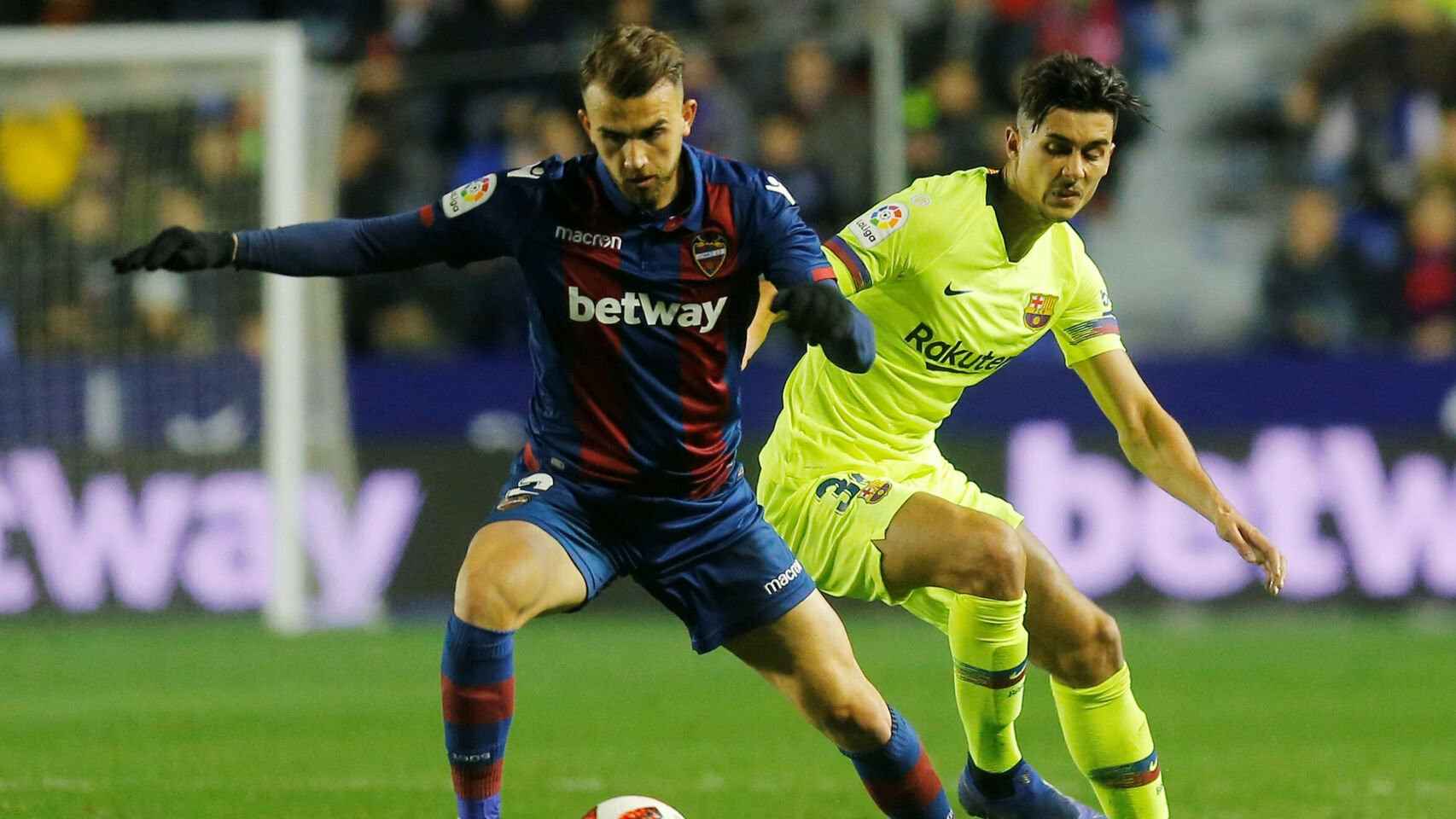 Chumi disputa un balón con Borja Mayoral durante el Levante-Barça de Copa del Rey / EFE
