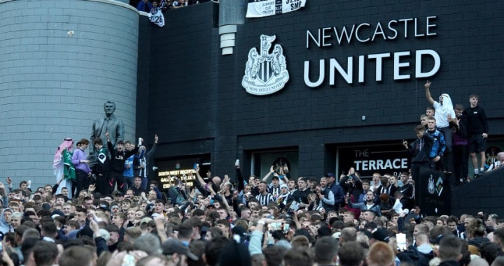 Aficionados del Newcastle, celebrando la adquisición del club por Bin Salman / REDES