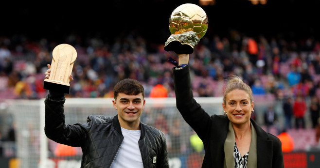 Pedri y Alexia Putellas ofrecen sus premios de 'France Football' al Camp Nou / EFE