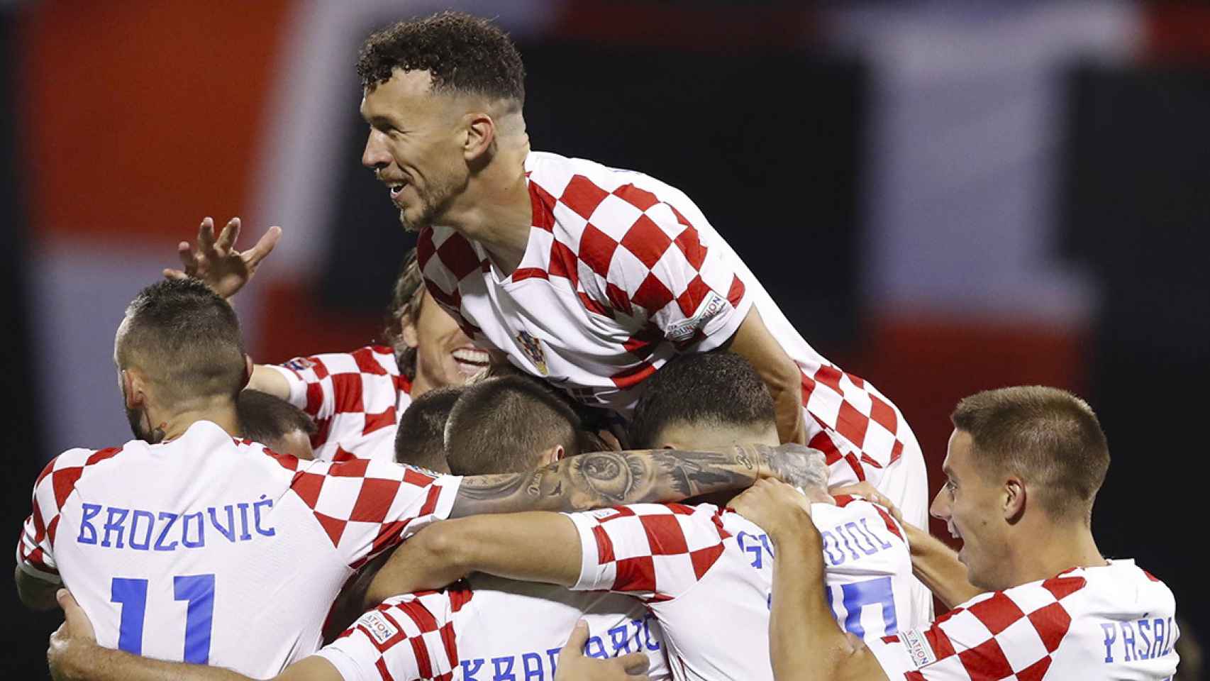 La selección de Croacia, liderada por Modric, celebra el triunfo ante Dinamarca EFE
