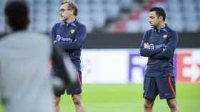 Xavi Hernández, junto a su hermano y asistente técnico, en el entrenamiento del Barça en Múnich / EFE