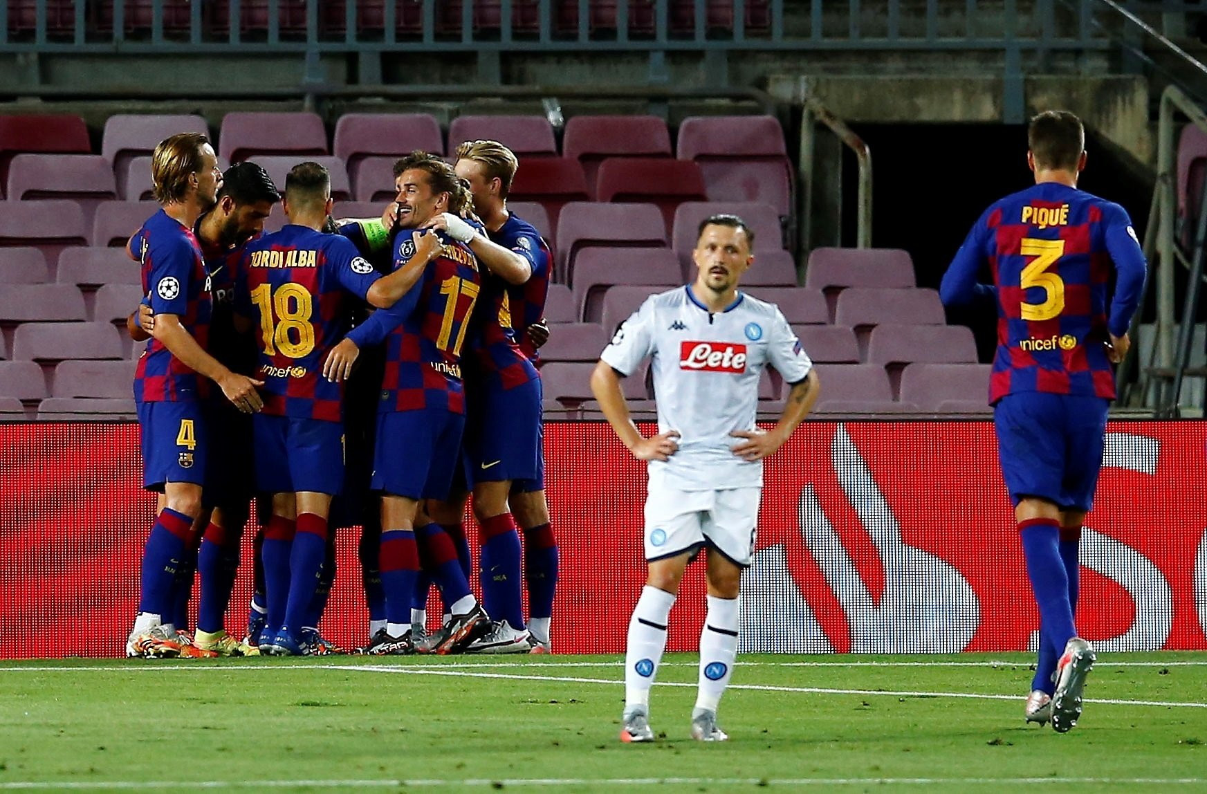 Los jugadores del Barça celebrando el gol de Leo Messi contra el Nápoles / EFE