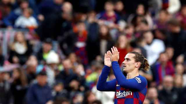 Griezmann celebra con la grada su gol ante el Alavés | EFE