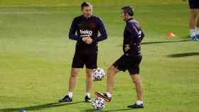 Ernesto Valverde y José Antonio Pozanco en un entrenamiento del Barça en Arabia Saudí / EFE