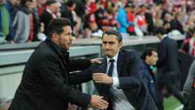 Una foto de Ernesto Valverde y el Cholo Simeone saludándose en un partido / EFE