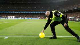 Diversos balones amarillos fueron lanzados desde la grada del Camp Nou