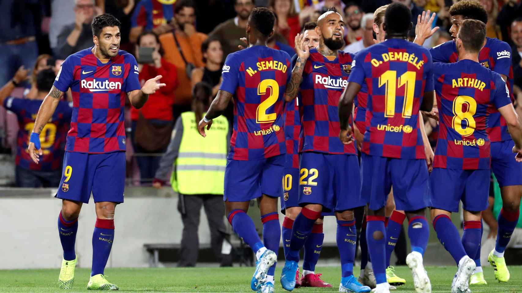 Una foto de los jugadores del Barça celebrando el gol de Suárez al Sevilla / EFE