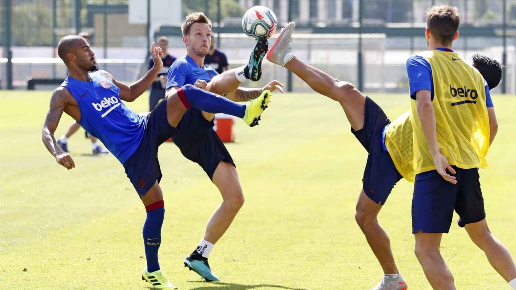 Rakitic y Rafinha luchando un balón en un entrenamiento del Barça / FC Barcelona