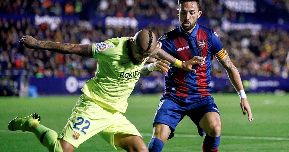 El centrocampista chileno del FC Barcelona Arturo Vidal (i) juega un balón ante José Luis Morales, del Levante / EFE