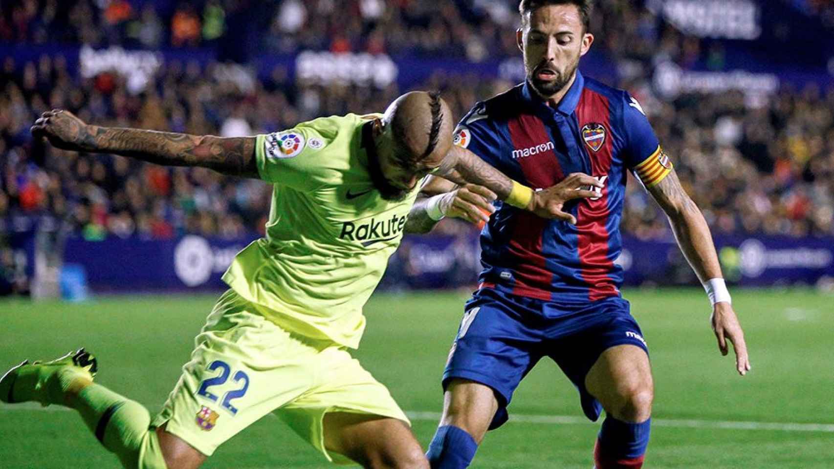 El centrocampista chileno del FC Barcelona Arturo Vidal (i) juega un balón ante José Luis Morales, del Levante / EFE