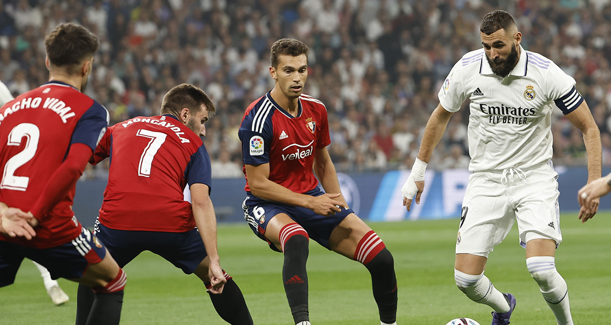 Benzema, del Real Madrid, trata de chutar el balón ante la sólida defensa del Osasuna / EFE