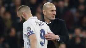 Zidane saluda a Benzema tras ser sustituido | EFE