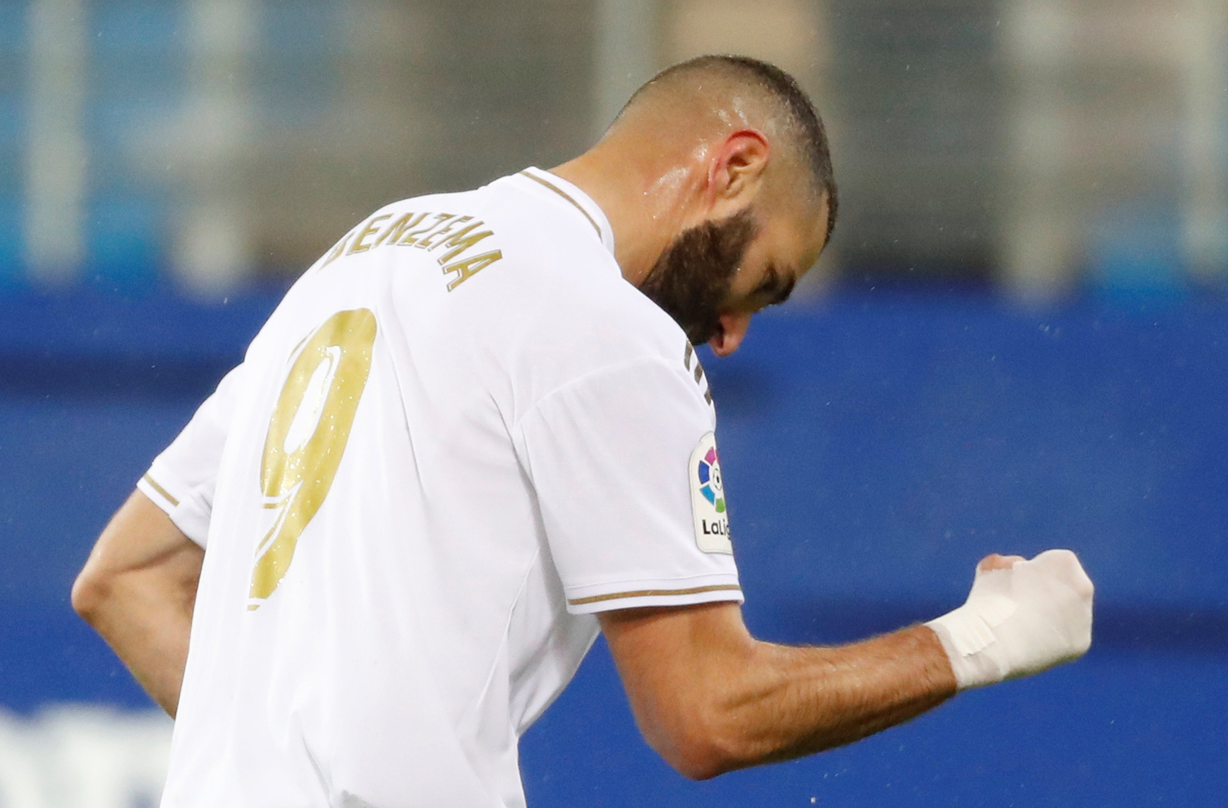 Karim Benzema celebra su segundo gol contra el Eibar / EFE