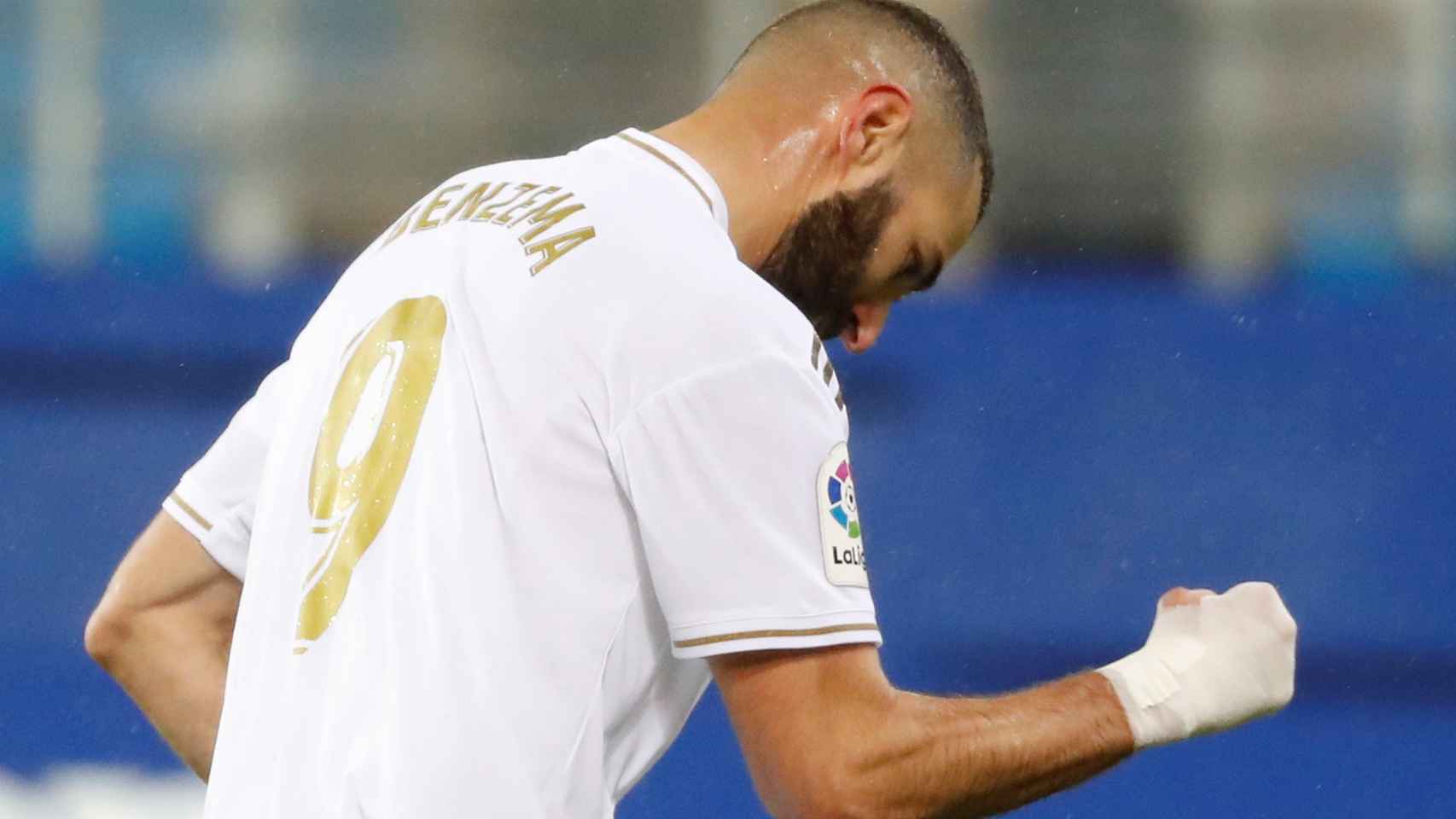 Karim Benzema celebra su segundo gol contra el Eibar / EFE