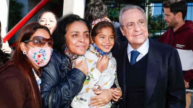 Florentino Pérez, con aficionados del Real Madrid, en Barcelona / REAL MADRID