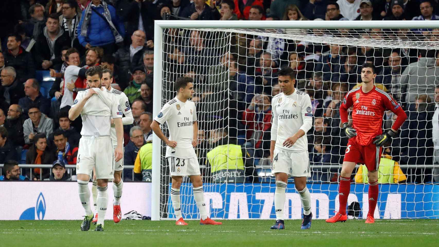Los jugadores del Real Madrid lamentan la eliminación en Champions League / EFE