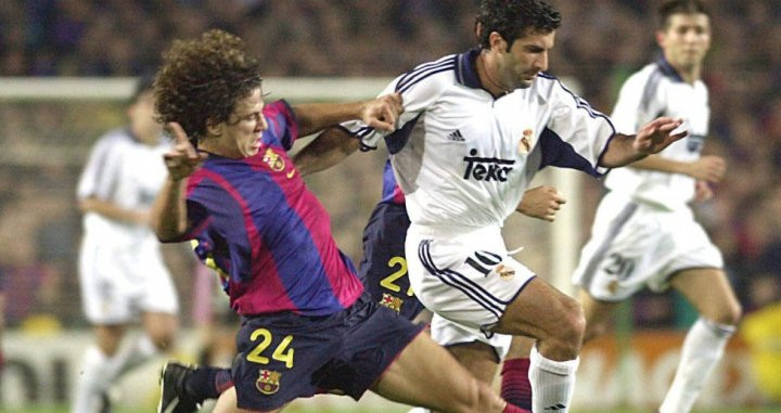 Luis Figo con la camiseta del Real Madrid en el Camp Nou / EFE