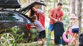 Una familia carga el coche en vacaciones: el renting emerge como una gran alternativa en tiempos de crisis / BANCO SANTANDER