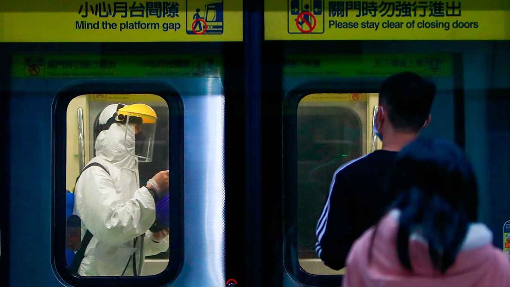 Un trabajador desinfecta un tren en Taiwán para prevenir contagios de Covid / DANIEL CENG SHOU-YI - ZUMA PRESS W - EP