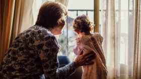 Una abuela con su nieta mirando por la ventana / FREEPIK