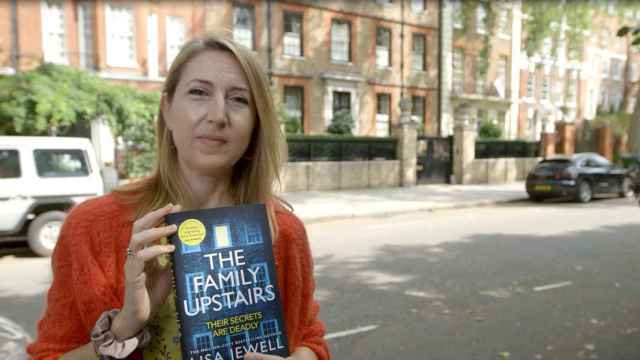 Lisa Jewell, con su libro 'The family upstairs', 'Dentro de casa' / YOUTUBE