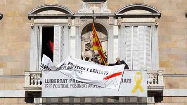 Cambio de pancartas secesionistas en el balcón de la Generalitat de Cataluña en una imagen de 2020