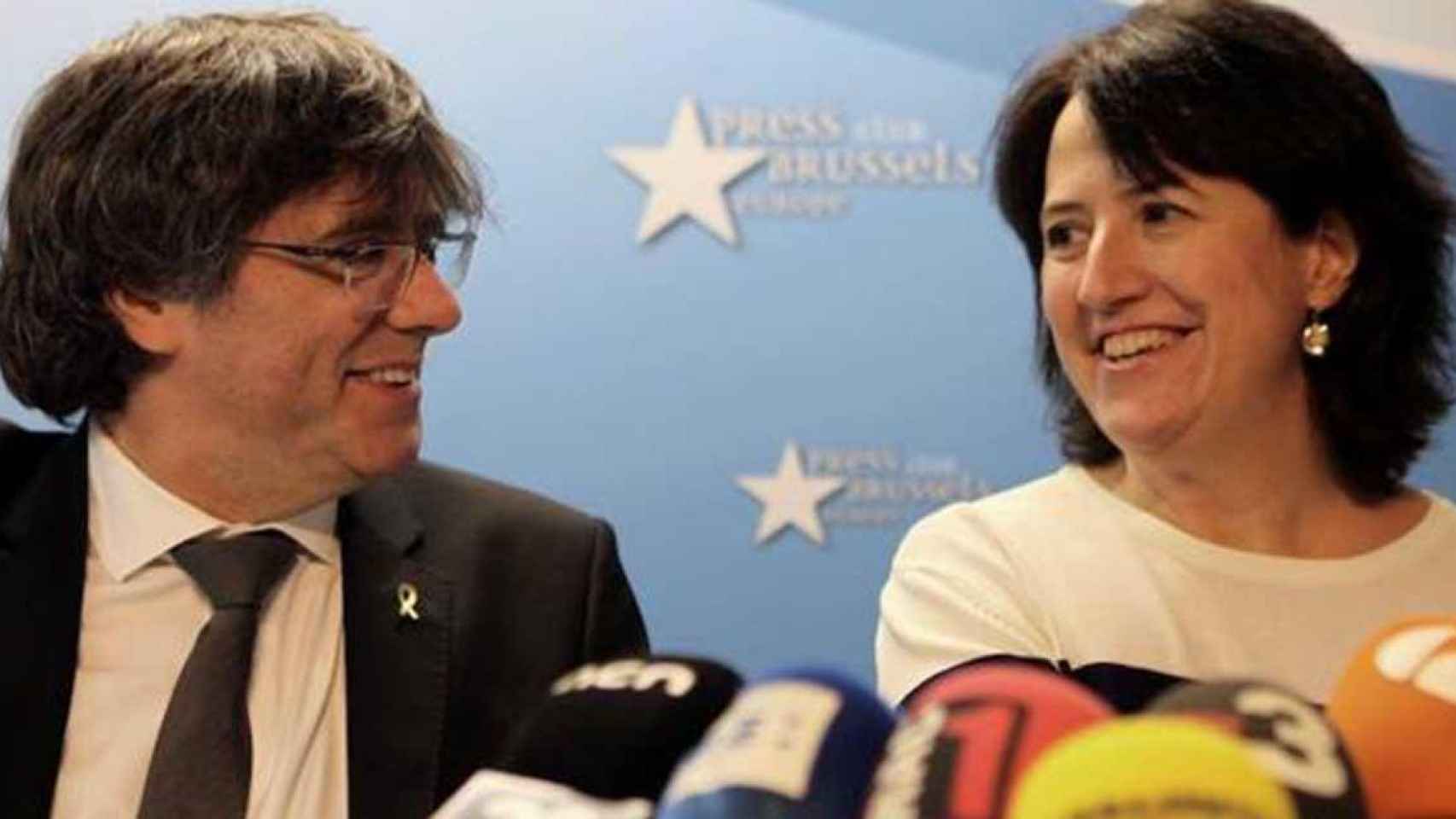 Carles Puigdemont con la presidenta de la Assemblea Nacional Catalana (ANC), Elisenda Paluzie / EFE