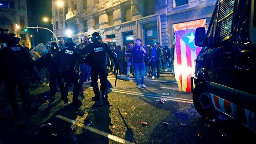 Los Mossos d'Esquadra, durante la intervención policial contra los CDR en Barcelona / EFE