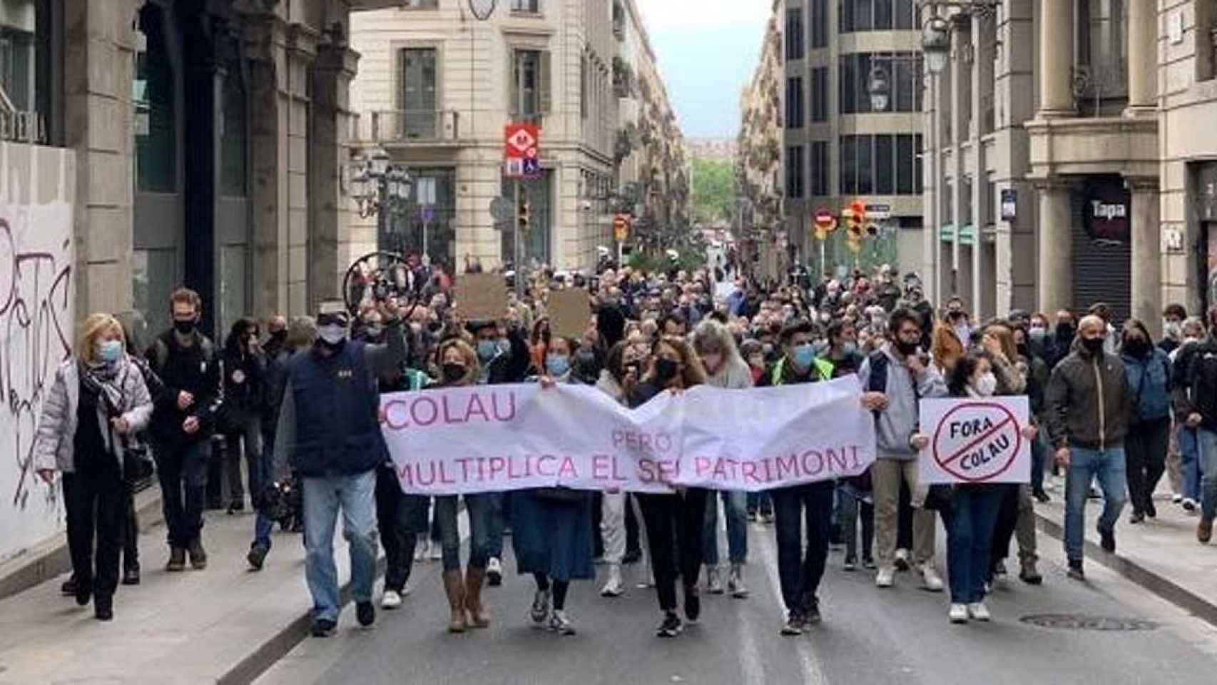 Manifestantes en la protesta para pedir la dimisión de la alcaldesa Ada Colau / V. M (METRÓPOLI ABIERTA)