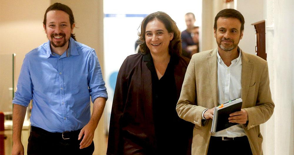 El líder de los Comunes en Madrid, Jaume Asens (d), junto a Ada Colau (c) y Pablo Iglesias (i) / EFE