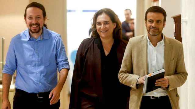 El líder de los Comunes en Madrid, Jaume Asens (d), junto a Ada Colau (c) y Pablo Iglesias (i) / EFE