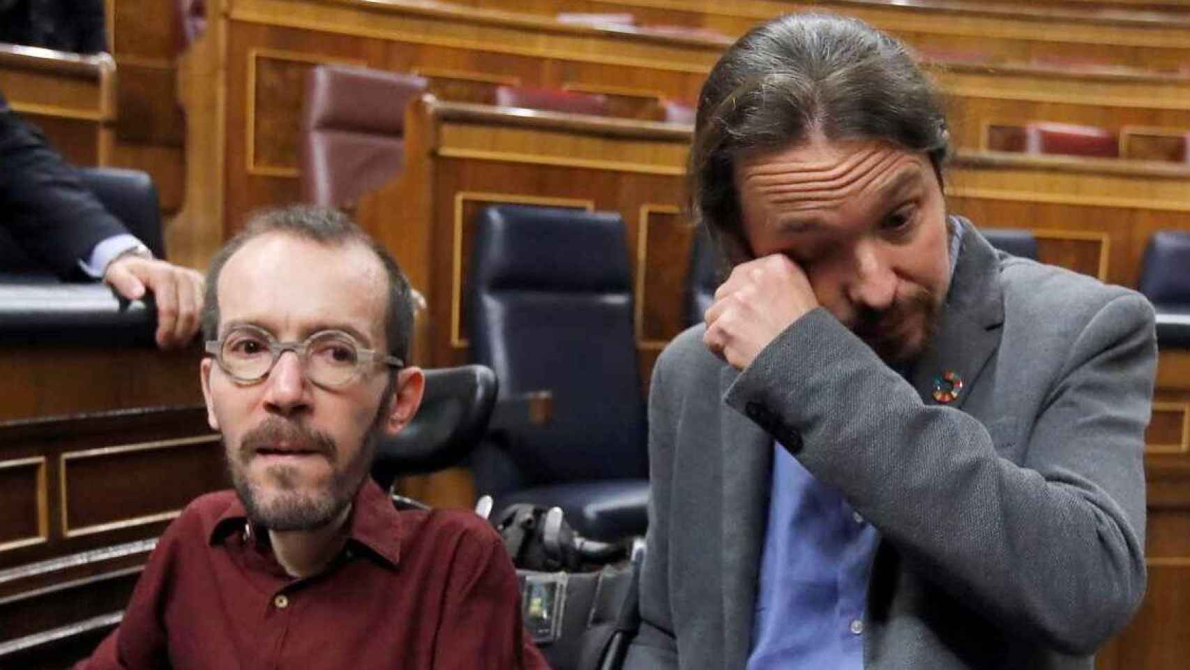 Pablo Iglesias se enjuga las lágrimas tras la investidura de Sánchez / EFE