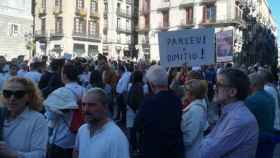 Algunas de las personas concentradas este sábado en la plaza de Sant Jaume de Barcelona / EP