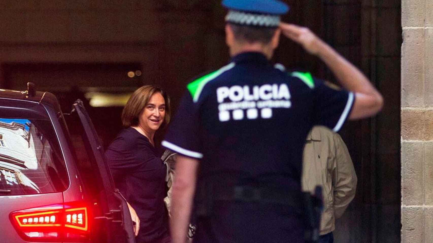 Ada Colau, alcaldesa de Barcelona, antes de la sesión de investidura en el Ayuntamiento / EFE