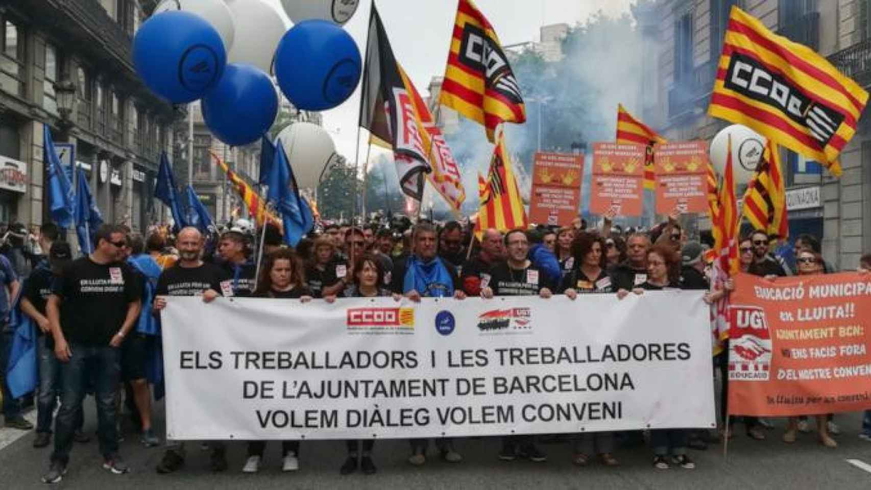 Una manifestación de CCOO y UGT para pedir un nuevo convenio en el Ayuntamiento de Barcelona / TWITTER