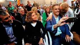 Pedro Sánchez (i), junto a una militante del PSC, la ministra de Política Territorial, Meritxell Batet (c) y el candidato a la alcaldía de Barcelona, Jaume Collboni (i) / EFE