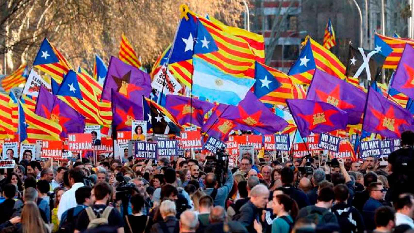Banderas independentistas y comuneras, entre otras, en la manifestación en Madrid / EFE