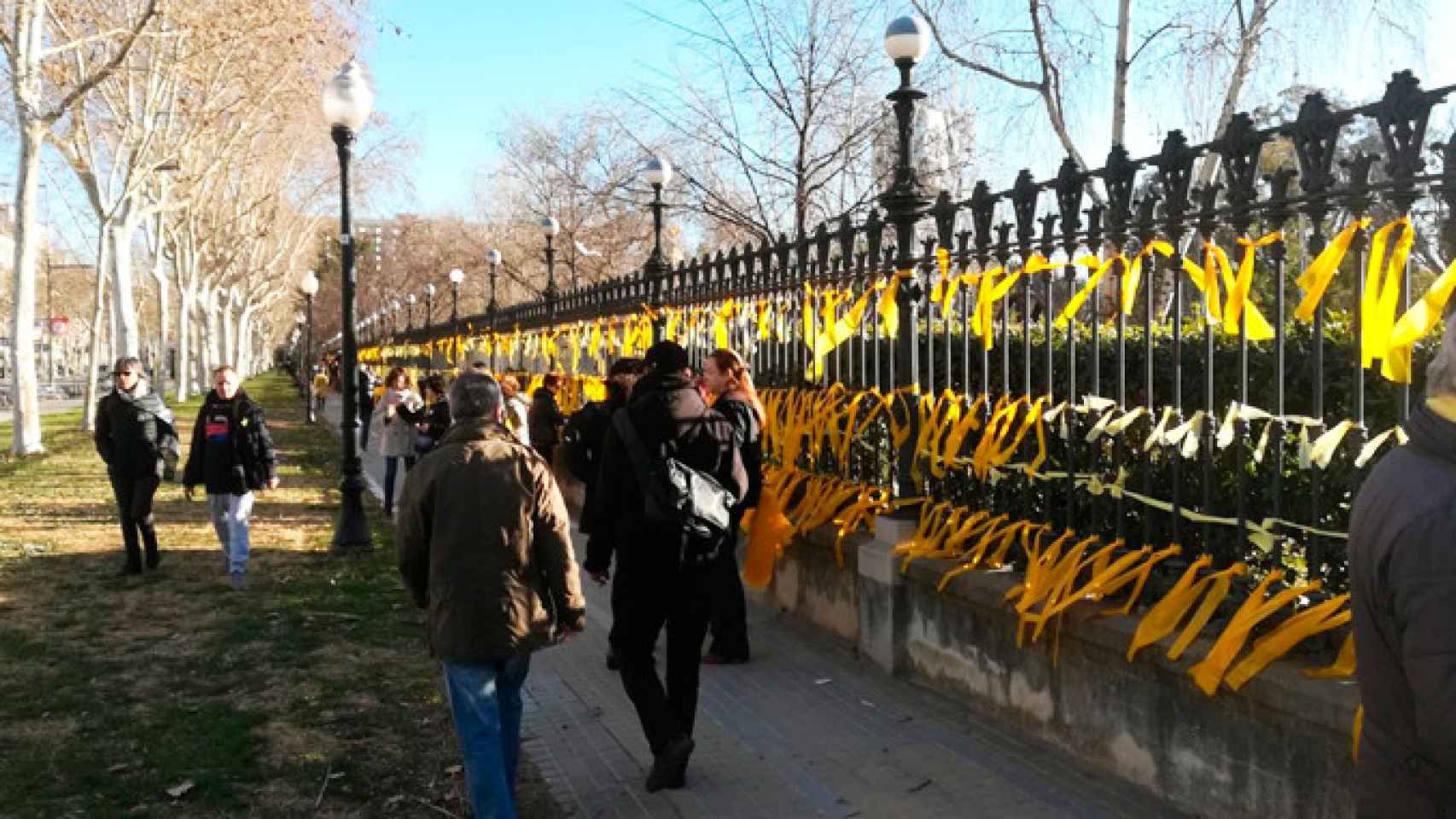 Lazos amarillos en el Parque de la Ciutadella de Barcelona, donde una mujer fue agredida el sábado / CG
