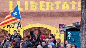La fachada de la Subdelegación del Gobierno en Girona pintada de amarillo tras los altercados del domingo / EFE