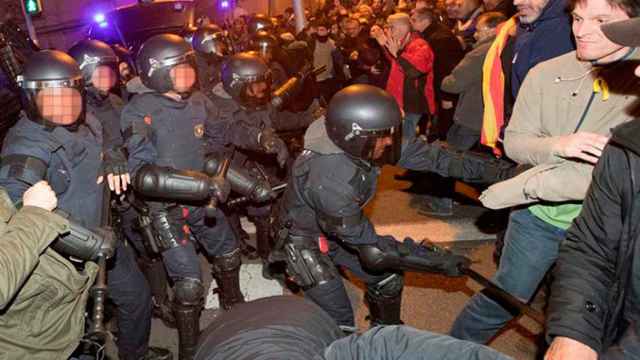 Los Mossos d'Esquadra han disparado salvas y han mostrado lanzadoras de proyectiles de precisión para tratar de dispersar esta noche a los concentrados / EFE