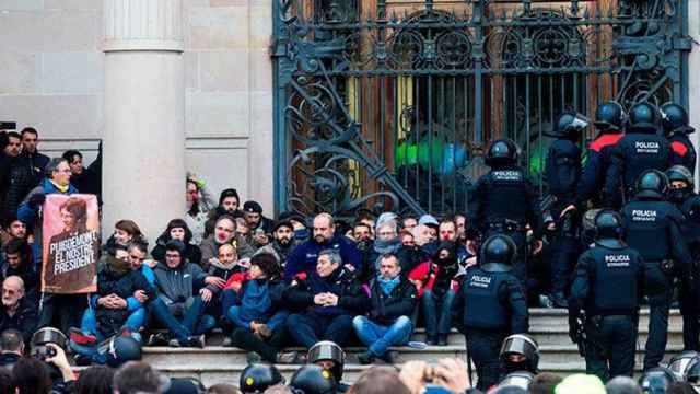 Decenas de encadenados impiden la entrada al TSJC y los Mossos intervienen para desbloquear las puertas / EFE