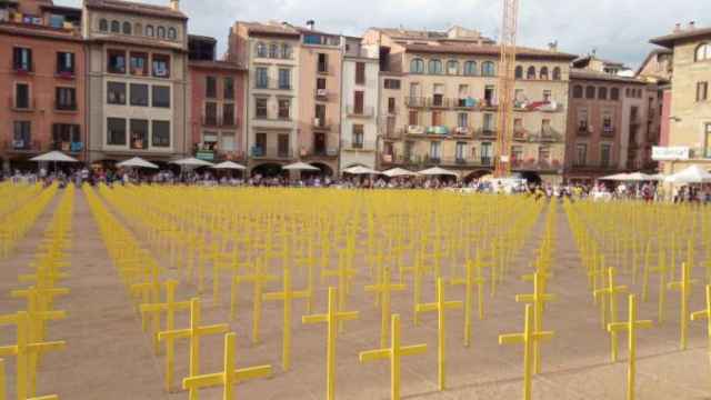 El 'cementerio' de cruces amarillas en la plaza mayor de Vic / CG