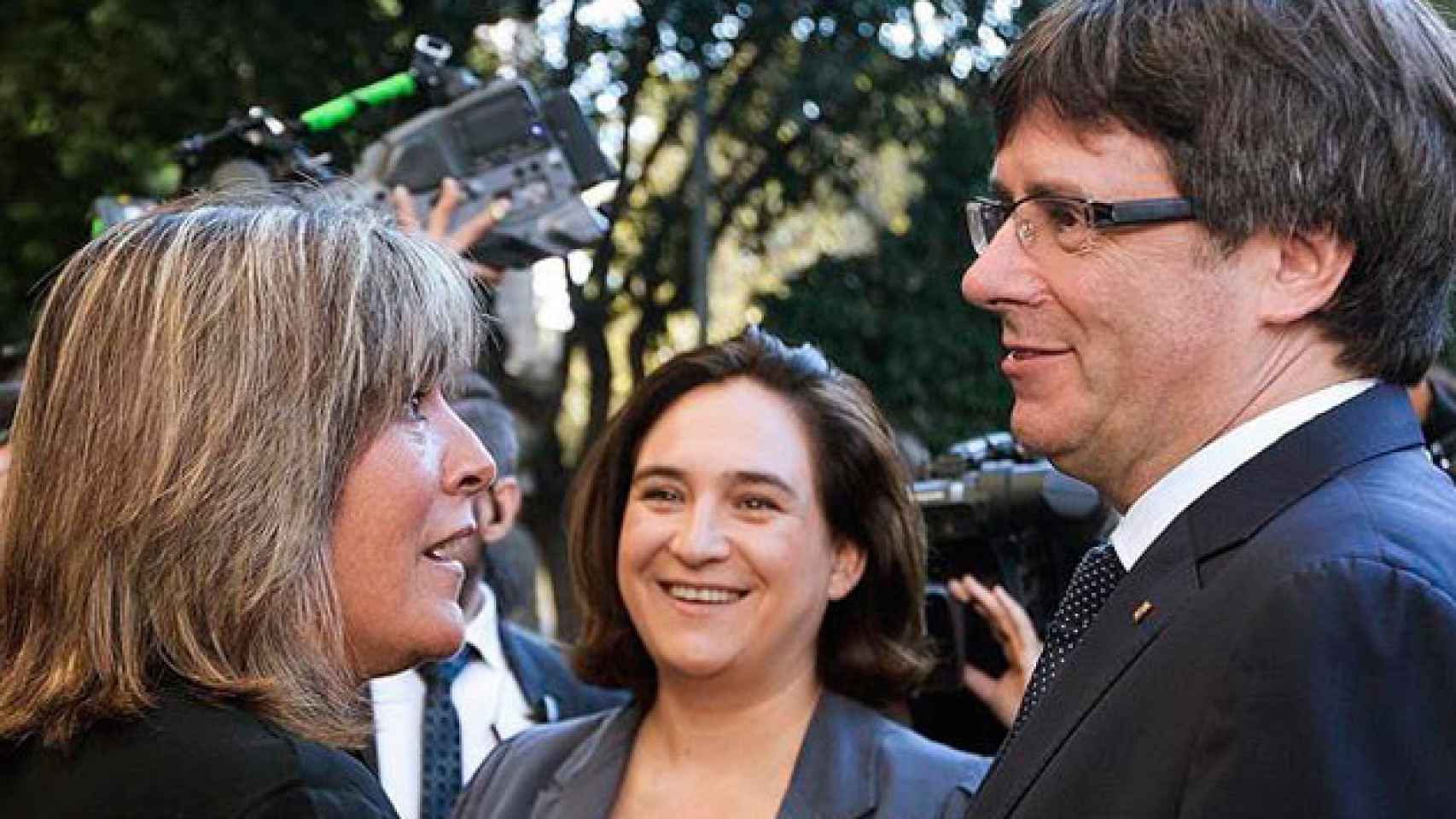 Ada Colau (c), observa como Núria Marín (i) habla con Carles Puigdemonet (d) en una imagen de archivo / EFE