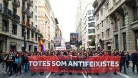 Imagen de la manifestación bajo el lema Todos somos antifascistas a su paso por la Via Laietana de Barcelona. Arran denuncia una agresión policial a un simpatizante / CG