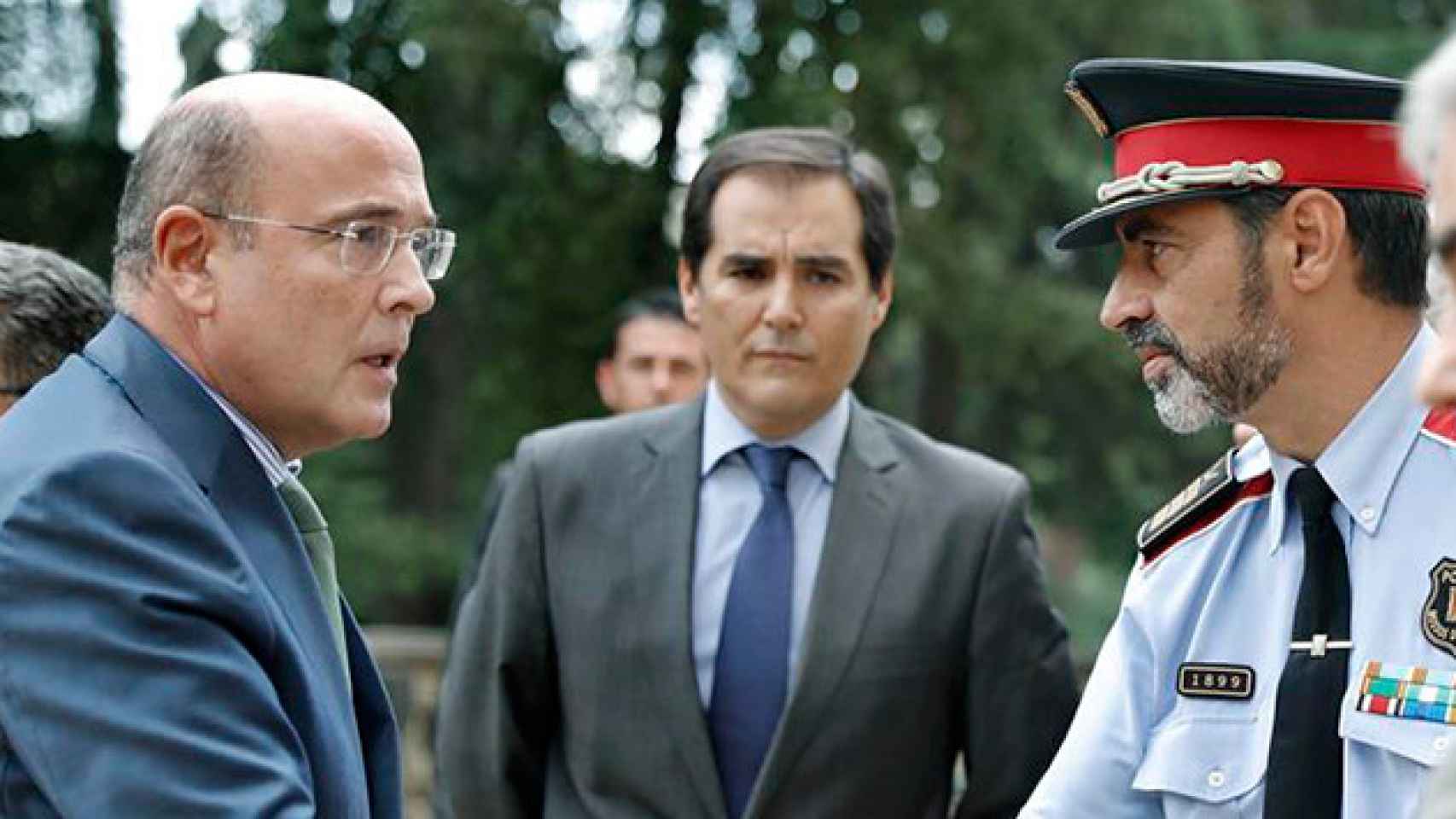 El coordinador del dispositivo policial del 1-O, Diego Pérez de los Cobos (i), saluda al mayor de los Mossos d'Esquadra, Josep Lluis Trapero (d), a su llegada a la reunión de la Junta de Seguridad de Cataluña / EFE