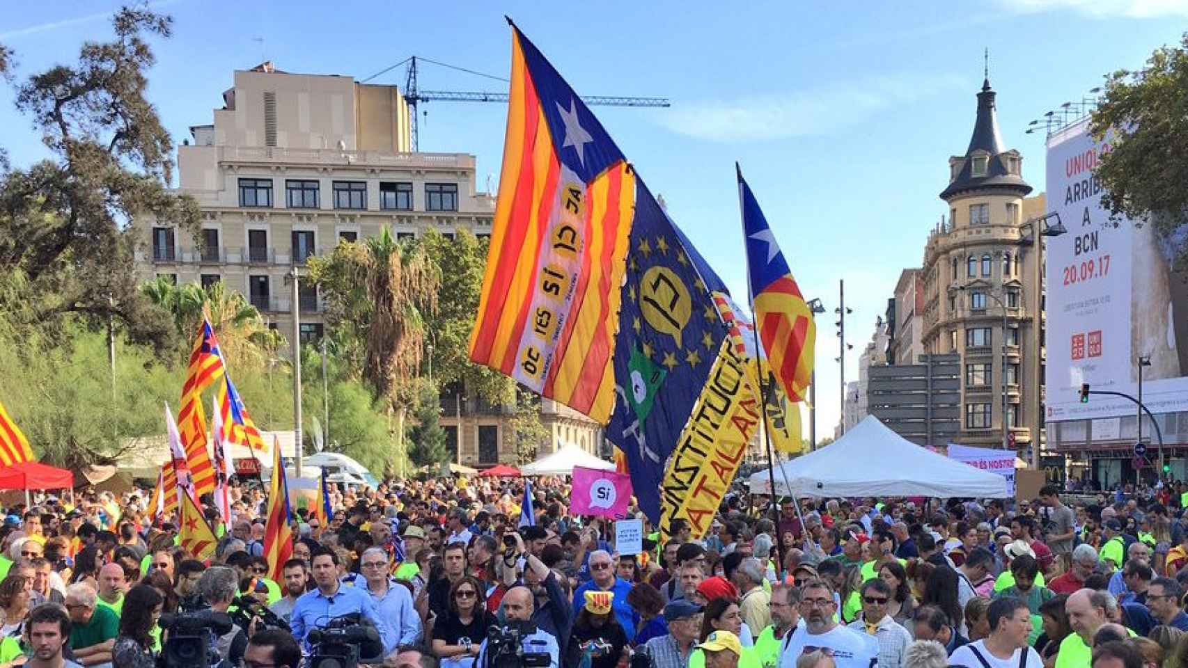 Imagen de la movilización independentista en la plaza Universitat de Barcelona la semana pasada, momento en el que se empezó a trabajar para convocar la huelga general en Cataluña / CG