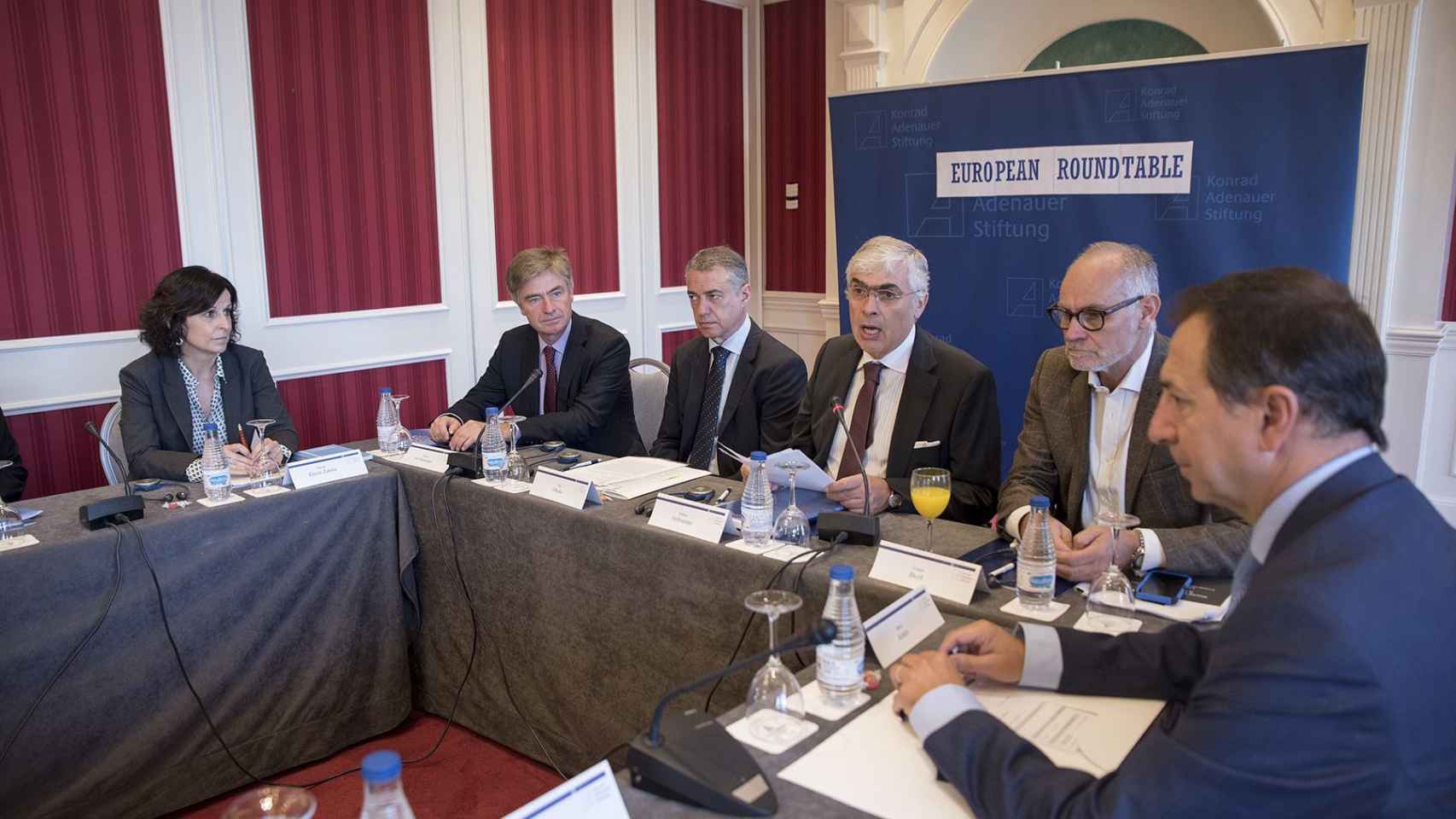Wilhelm Hofmeister, en el centro de la imagen, junto a Íñigo Urkullu, en la inauguración de la European Roundtable 2016 que organiza la Fundación Konrad Adenauer
